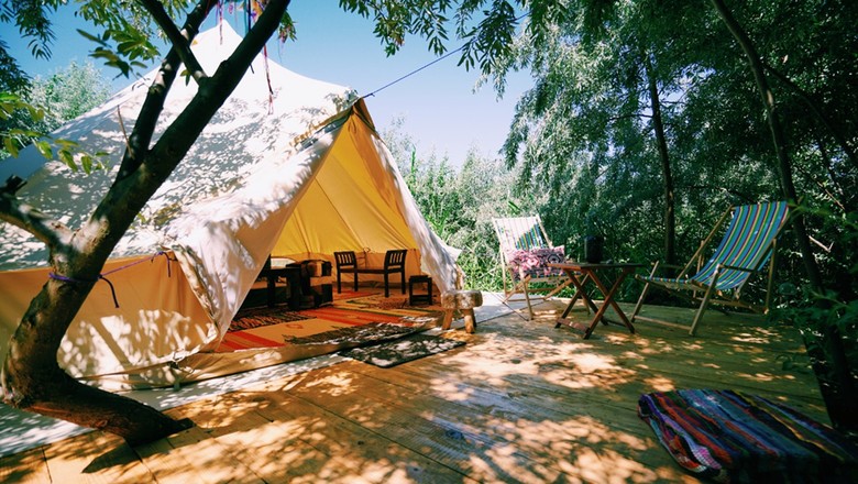 perbedaan glamping dan camping