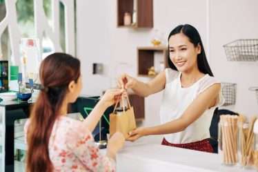 perbedaan consumer dan customer