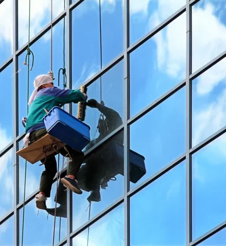 Kriteria Jasa Pembersihan Kaca Gedung yang Berkualitas dan Terpercaya